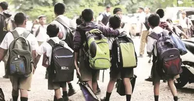 പതിനെട്ട് വയസുവരെ ഫോണ്‍ വേണ്ട; കുട്ടികളുടെ സ്‌ക്രീന്‍ ടൈം കുറയ്ക്കാന്‍ നിയമം വേണം: ബാലാവകാശ കമ്മീഷന്‍