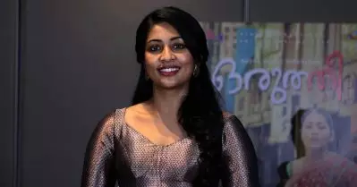 ‘ഇവള്‍ക്ക് വലിയ കളറില്ല, ഭംഗിയൊന്നുമില്ല, പക്ഷേ സിനിമയിലിത്രയൊക്കെ ആയി’ അത് ആഴത്തിലുള്ള മുറിവായി; അനുഭവം പങ്കുവെച്ച് നവ്യ നായര്‍