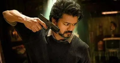 പിസ്റ്റളില്‍ എയിം ചെയ്ത് വിജയ്; അണ്‍സീന്‍ സ്റ്റില്ലും വൈറല്‍