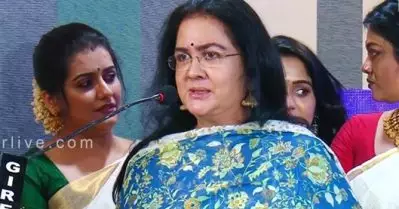 ലാലേട്ടന്‍ ഒക്കെ സ്ത്രീകള്‍ എല്ലാം പോയോ എന്ന് നോക്കി ഞങ്ങളെ വണ്ടിയില്‍ കയറ്റി വിട്ടിട്ട് മാത്രമേ പോവുമായിരുന്നുള്ളൂ; ഉര്‍വശി പറയുന്നു
