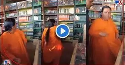 മദ്യഷോപ്പ് ഇഷ്ടിക കൊണ്ടെറിഞ്ഞ് തകര്‍ത്ത് ബി.ജെ.പി നേതാവ് ഉമാഭാരതി