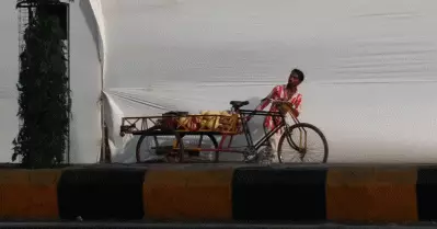 ബ്രിട്ടീഷ് പ്രധാനമന്ത്രി ബോറിസ് ജോണ്‍സന്റെ സന്ദര്‍ശനം; അഹമ്മദാബാദില്‍ ചേരികള്‍ തുണികെട്ടി മറച്ചു
