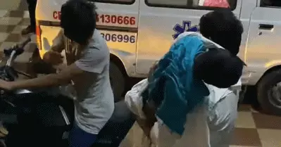 ആംബുലന്‍സിന് പണം നല്‍കാനില്ല, സൗജന്യമായി ലഭിച്ച ആംബലന്‍സ് ഉപയോഗിക്കാന്‍ വിടാതെ ഡ്രൈവര്‍മാര്‍; മകന്റെ മൃതദേഹം മോട്ടോര്‍ സൈക്കിളില്‍ ഗ്രാമത്തിലെത്തിച്ച് പിതാവ്