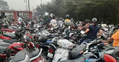തീവില; കോഴിക്കോട് ഫ്രീ പാര്‍ക്കിംഗ് കേന്ദ്രങ്ങളില്‍ ‘പെട്രോള്‍ മോഷണ’ സംഘം വിലസുന്നു