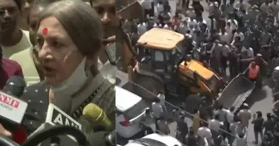 മുസ്‌ലിങ്ങളുടെ വീടുപൊളിക്കുന്ന ബുള്‍ഡോസറുകള്‍ നേരിട്ട് തടഞ്ഞ് ബൃന്ദ കാരാട്ട്; കണ്ണടച്ച് കെജ്‌രിവാളും കോണ്‍ഗ്രസും