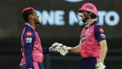 കഷ്ടപ്പെട്ട് പന്തിന് പിന്നാലെ ഓടിപ്പാഞ്ഞ് വെങ്കിടേഷ്; പിന്നാലെ തഗ് ലൈഫുമായി ജോസ് ബട്‌ലര്‍