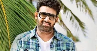 ആദ്യ സിനിമയില്‍ നായികയെ റോഡില്‍ വെച്ച് കെട്ടിപ്പിടിക്കുന്ന സീനെടുക്കുമ്പോള്‍ അവരെ തൊടാന്‍ പോലും മടിയായിരുന്നു; സംവിധായകന് അത് പ്രശ്‌നമായി: പ്രഭാസ്
