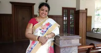 ഞാന്‍ ഡബ് ചെയ്യാന്‍ പോയപ്പോള്‍ എന്റെ കൂടെ വന്നതാണ് മോള്‍, അങ്ങനെ എന്റെ ചാന്‍സ് അങ്ങ് പോയി: ശ്രീജ രവി
