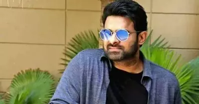 കാല്‍മുട്ടിന് ശസ്ത്രക്രിയ; പ്രഭാസ് വിദേശത്ത്