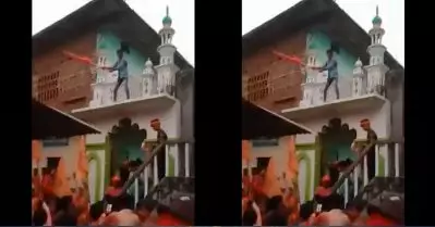 പള്ളിക്ക് മുകളില്‍ കയറി കാവിക്കൊടി വീശി ജയ് ശ്രീറാം വിളിച്ചു; ഉത്തര്‍പ്രദേശില്‍ തിരിച്ചറിയാനാവാത്ത ഒരു കൂട്ടം ആളുകള്‍ക്കെതിരെ കേസ്