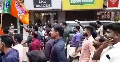 ‘ഹലാലിന്റെ പേര് പറഞ്ഞ് ഹൈന്ദവ മക്കളെ നേരെവന്നാല്‍ കയ്യും കാലും കൊത്തി പാണക്കാട്ടേക്ക് പാര്‍സലയക്കും’; പേരാമ്പ്രയില്‍ പ്രകോപന മുദ്രാവാക്യവുമായി ബി.ജെ.പി