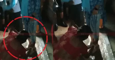 വെള്ളപ്പൊക്കത്തിനിടെ വൃദ്ധയെക്കൊണ്ട് കാല്‍ കഴുകിച്ച് ബി.ജെ.പി എം.എല്‍.എ; വിമര്‍ശനം ശക്തം