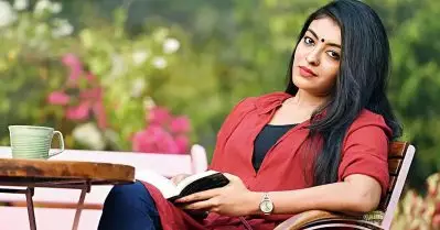 ചുംബിക്കുമ്പോള്‍ സ്ത്രീകള്‍ മാത്രമാണ് വിമര്‍ശിക്കപ്പെടുന്നത്, ഞാന്‍ വായുവില്‍ നോക്കിയല്ല ചുംബിക്കുന്നത്: ദുര്‍ഗ കൃഷ്ണ