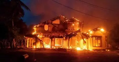 രാജിക്ക് പിന്നാലെ മഹീന്ദ രജപക്‌സെയുടെ വസതി തീവെച്ച് നശിപ്പിച്ചു