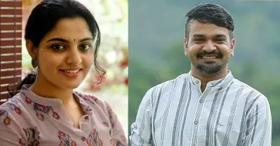 കഴമ്പില്ലാത്ത, ധാരണകളില്ലാത്ത അഴകുഴമ്പന്‍ നവ മാധ്യമ പൊളിറ്റിക്കല്‍ ചോദ്യങ്ങള്‍ക്ക് ഏറ്റവും അവസാനത്തെ ഉത്തരമാണ് നിഖിലാ വിമല്‍: അനുരാജ് മനോഹര്‍