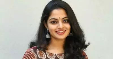 ആരാ പറഞ്ഞത് നമ്മുടെ നാട്ടില്‍ പശുവിനെ വെട്ടാന്‍ പറ്റില്ല, എന്ന്; ഇന്ത്യയില്‍ അങ്ങനെ ഒരു സിസ്റ്റമില്ല: അവതാരകന് മറുപടി നല്‍കി നിഖില വിമല്‍