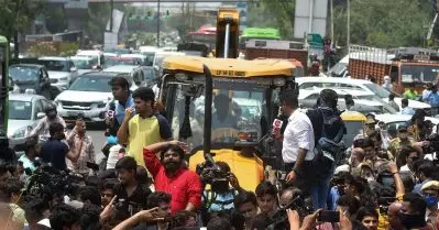 ഷഹീന്‍ബാഗിലും ബുള്‍ഡോസര്‍ രാജ്; ഇടിച്ചുനിരത്തലിന് പൊലീസിന്റെയും സഹായം; തെരുവിലിറങ്ങി പ്രതിഷേധിച്ച് പ്രദേശവാസികള്‍