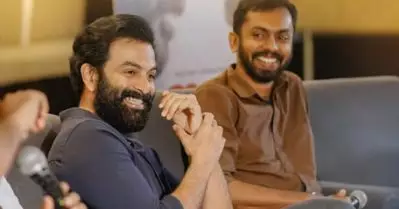 ലോലഹൃദയനാണെങ്കിലും എഴുതുന്നത് തീയാണ്; യുവ എഴുത്തുകാരിലെ ഏറ്റവും പവര്‍ഫുള്‍ റൈറ്ററാണ് ഷാരിസെന്ന് പൃഥ്വി