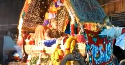 മഠാധിപതിയെ പല്ലക്കില്‍ ചുമക്കുന്ന ചടങ്ങ് നിരോധിച്ച് തമിഴ്‌നാട് സര്‍ക്കാര്‍: പ്രതിഷേധവുമായി ബി.ജെ.പിയും എ.ഐ.ഡി.എം.കെയും