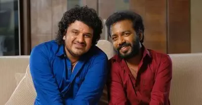 ബ്ലാക്ക് ആന്‍ഡ് വൈറ്റ് പൂരക്കാഴ്ച; ബിബിന്‍ ജോര്‍ജും വിഷ്ണു ഉണ്ണികൃഷ്ണനും ആദ്യമായി സംവിധായകരാവുന്ന വെടിക്കെട്ടിന്റെ ഫസ്റ്റ് ലുക്ക് പോസ്റ്റര്‍