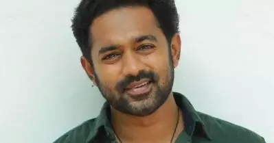 മരണ വീട്ടില്‍ നില്‍ക്കുമ്പോള്‍ പുറകില്‍ വന്ന് ചെവിയില്‍ കുഞ്ചാക്കോ ബോബനല്ലേ എന്ന് ചോദിക്കും: ആസിഫ് അലി