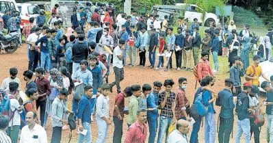 പ്ലസ് വണ്‍ പ്രവേശനത്തിനുള്ള നീന്തല്‍ ബോണസ് പോയിന്റ് ഒഴിവാക്കാന്‍ സര്‍ക്കാര്‍ നീക്കം; മലപ്പുറത്ത് നീന്തല്‍ സര്‍ട്ടിഫിക്കറ്റ് വിതരണത്തിലെ അധികൃതരുടെ അനാസ്ഥയില്‍ പ്രതിഷേധിച്ച് വിദ്യാര്‍ത്ഥികള്‍
