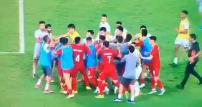 അങ്ങാടിയില്‍ തോറ്റതിന് അമ്മയോട്; ഇന്ത്യന്‍ ഗോള്‍ കീപ്പറുടെ മുഖത്തടിച്ചു, തോല്‍വിക്ക് പിന്നാലെ ഗ്രൗണ്ടില്‍ അഴിഞ്ഞാടി അഫ്ഗാന്‍ താരങ്ങള്‍