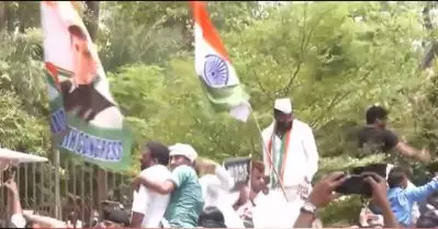 ദല്‍ഹിയില്‍ ഇ.ഡി ഓഫീസിലേക്ക് കോണ്‍ഗ്രസ് നടത്തിയ മാര്‍ച്ചില്‍ സംഘര്‍ഷം; പ്രവര്‍ത്തകരും പൊലീസും തമ്മില്‍ ഉന്തും തള്ളും