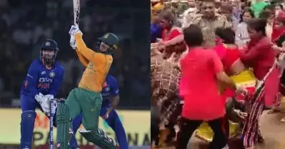 സ്റ്റേഡിയത്തിനകത്ത് ക്രിക്കറ്റെങ്കില്‍ പുറത്ത് റോയല്‍ റംബിള്‍; രണ്ടാം മത്സരത്തിന്റെ ടിക്കറ്റിനായി തെരുവുയുദ്ധം നടത്തി ആരാധകര്‍; വീഡിയോ