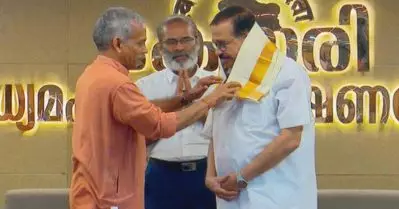 കെ.എന്‍.എ ഖാദര്‍ ആര്‍.എസ്.എസ് വേദിയില്‍, പൊന്നാടയണിയിച്ച് സ്വീകരണം; വിവാദം