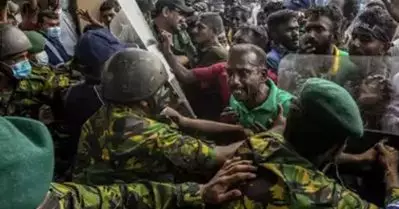 പെട്രോളിന് വേണ്ടി നിരത്തിലിറങ്ങി ജനങ്ങള്‍; വെടിയുതിര്‍ത്ത് ശ്രീലങ്കന്‍ പട്ടാളം