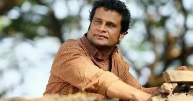 ഇവന്‍ മറ്റേ കക്ഷി (സി.പി.ഐ.എം) ആണോയെന്ന് സംശയമുണ്ടെന്ന് ആരെങ്കിലും പറയുമ്പോള്‍ ഏയ് അല്ല ഇവന്‍ നക്‌സലൈറ്റാ എനിക്കുറപ്പാ എന്ന് അച്ഛന്‍ തിരുത്തും : ഹരീഷ് പേരടി