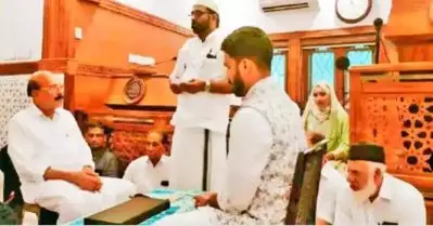 മസ്ജിദില്‍ പിതാവിനൊപ്പം നിക്കാഹിനെത്തി വധുവും