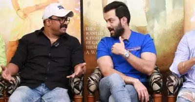 സ്‌കൂളില്‍ പഠിക്കുന്ന സമയത്തേ ഷാജിയേട്ടന്റെ സിനിമകള്‍ക്ക് കയ്യടിച്ചിരുന്നെന്ന് ഷാജോണ്‍; തിരുത്തുമായി പൃഥ്വിരാജ്