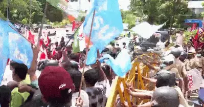 നീറ്റ് പരീക്ഷയില്‍ വിദ്യാര്‍ത്ഥിയുടെ അടിവസ്ത്രം അഴിപ്പിച്ച സംഭവം; ഇതുവരെ അഞ്ച് പരാതികള്‍; ആയൂര്‍ മാര്‍ത്തോമ കോളേജില്‍ സംഘര്‍ഷം