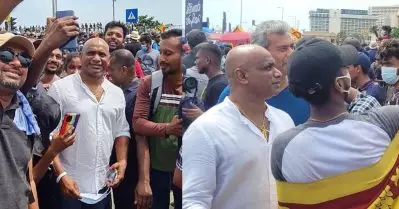 ശ്രീലങ്കയില്‍ പ്രക്ഷോഭകര്‍ക്കൊപ്പം കൂടി ക്രിക്കറ്റ് ഇതിഹാസം ജയസൂര്യ; രാജ്യം ഇതുപോലെ ഒന്നിക്കുന്നത് ജീവിതത്തിലാദ്യമെന്ന് പ്രതികരണം