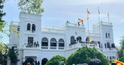പ്രധാനമന്ത്രിയുടെ ഓഫീസും കയ്യടക്കി പ്രതിഷേധക്കാര്‍, ചാനലുകള്‍ സംപ്രേക്ഷണം നിര്‍ത്തി; ശ്രീലങ്കയില്‍ പ്രതിഷേധം ശക്തം