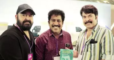 ‘പ്രേം കുമാറിന്റെ പുസ്തകം ഞാനും ഇച്ചാക്കയും ചേര്‍ന്ന് പ്രകാശനം ചെയ്തു’; ചിത്രം പങ്കുവെച്ച് മോഹന്‍ലാല്‍