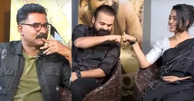 വിജയ് സേതുപതിയെ കെട്ടുമോന്നാ പുള്ളി ചോദിക്കുന്നത്; അവതാരകനെ ട്രോളി കുഞ്ചാക്കോ ബോബന്‍; വീഡിയോ വൈറല്‍