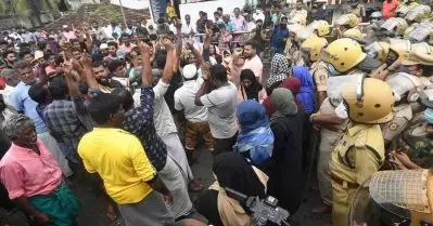 ആവിക്കലില്‍ വീണ്ടും പ്രതിഷേധം; ജനസഭ യോഗം നാട്ടുകാര്‍ തടസ്സപ്പെടുത്തി, പൊലീസ് ലാത്തി വീശി