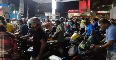 ഇന്ധനവിലയിലെ റെക്കോഡ് വര്‍ധന; ബംഗ്ലാദേശില്‍ തെരുവിലിറങ്ങി യുവത