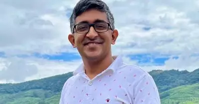 ഫേസ്ബുക്കില്ലാത്ത മനുഷ്യരും സ്‌കൂളില്‍ മക്കളെ അയക്കുന്നുണ്ടെന്ന് കളക്ടര്‍ മനസിലാക്കണം; ഐ.എ.എസ് അക്കാദമിയില്‍ ശരിക്കും ക്രൈസിസ് മാനേജ്മെന്റ് പഠിപ്പിക്കുന്നുണ്ടോ? ഹരീഷ് വാസുദേവന്‍