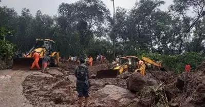 തൊടുപുഴ കുടയത്തൂരില്‍ ഉരുള്‍പൊട്ടലില്‍ വീട് പൂര്‍ണമായും തകര്‍ന്നു; രണ്ട് മരണം, നാല് പേര്‍ മണ്ണിനടിയില്‍
