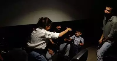 അച്ഛന്‍ കേസ് വാദിക്കുന്നത് കാണാന്‍ തിയേറ്ററിലെത്തി ഇസഹാഖ്; ചേര്‍ത്തുപിടിച്ച് മഞ്ജു, ചുറ്റും കൂടി താരങ്ങളും