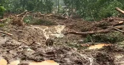 മൂന്നാറില്‍ ഉരുള്‍പൊട്ടല്‍; രണ്ട് കടകളും ക്ഷേത്രവും മണ്ണിനടിയില്‍