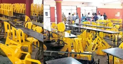 കസേരയും മേശയും ഉള്‍പ്പടെ നശിച്ചു; ‘പപ്പടത്തല്ലില്‍’ ഒന്നര ലക്ഷം രൂപയുടെ നഷ്ടം