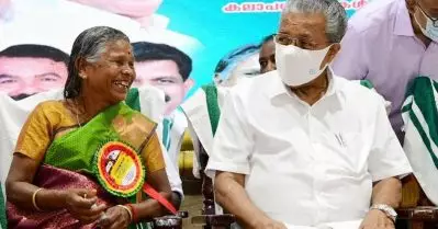 നഞ്ചിയമ്മയെ ആദരിച്ച് കേരള സര്‍ക്കാര്‍; ഗോത്രവര്‍ഗ ജനതയുടെ സംഗീത പാരമ്പര്യത്തെ ലോകശ്രദ്ധയിലേക്കെത്തിച്ച കലാകാരിയെന്ന് മുഖ്യമന്ത്രി