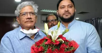‘ഈ സര്‍ക്കാരിന്റെ തീരുമാനങ്ങള്‍ തെറ്റില്ല’; ബിഹാറില്‍ മന്ത്രിസഭാ ചര്‍ച്ചക്കിടെ തേജസ്വിയെ കണ്ട് യെച്ചൂരി