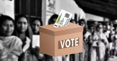 ആധാര്‍-വോട്ടര്‍ ഐ.ഡി ലിങ്കിങ് വ്യക്തികളുടെ സ്വകാര്യതയിലേക്കുള്ള കടന്നുകയറ്റം; ലിങ്കിങ് ഇഷ്ടാനുസൃതമെന്നാവര്‍ത്തിച്ച് തെരഞ്ഞെടുപ്പ് ഓഫീസര്‍