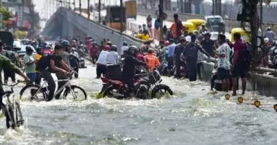 ബെംഗളൂരുവില്‍ മഴക്കെടുതി രൂക്ഷം; നഗരത്തെ ‘വെനീസ്’ ആക്കിയതിന് നന്ദിയെന്ന് ജനങ്ങള്‍